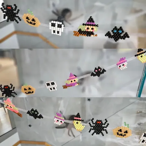 Halloweenowa scena z koralików - pajęczyna i duszki
